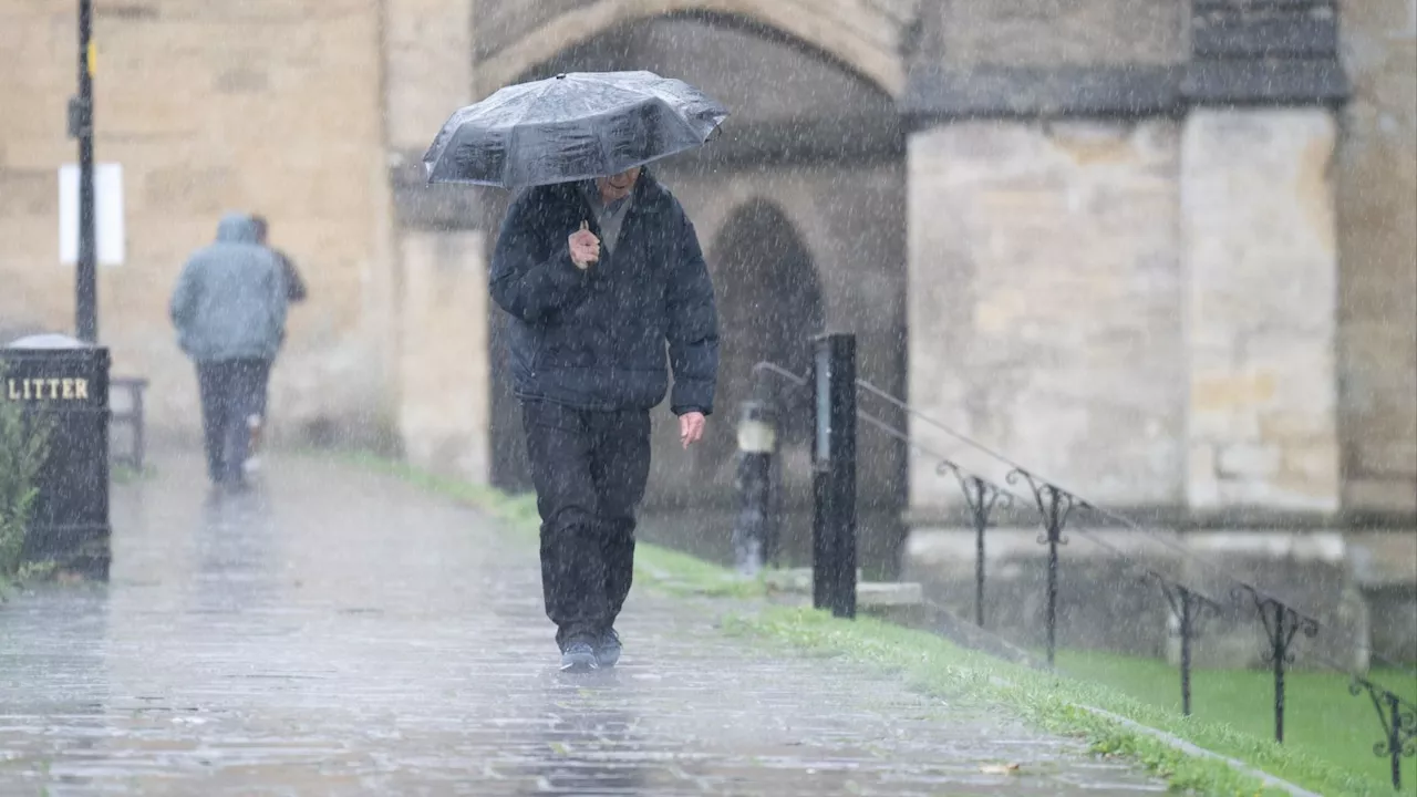 UK weather: Risk of flooding as heavy showers and strong winds to bring weekend washout