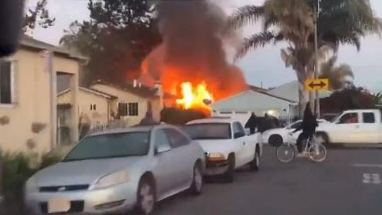 3-alarm fire in Oakland spreads to nearby homes