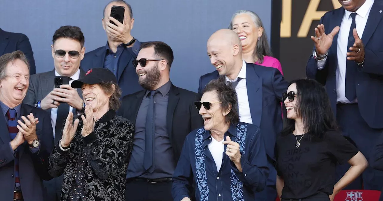 Barcelona porta camisetas de los Rolling Stones en 'El Clásico' frente a Mick Jagger