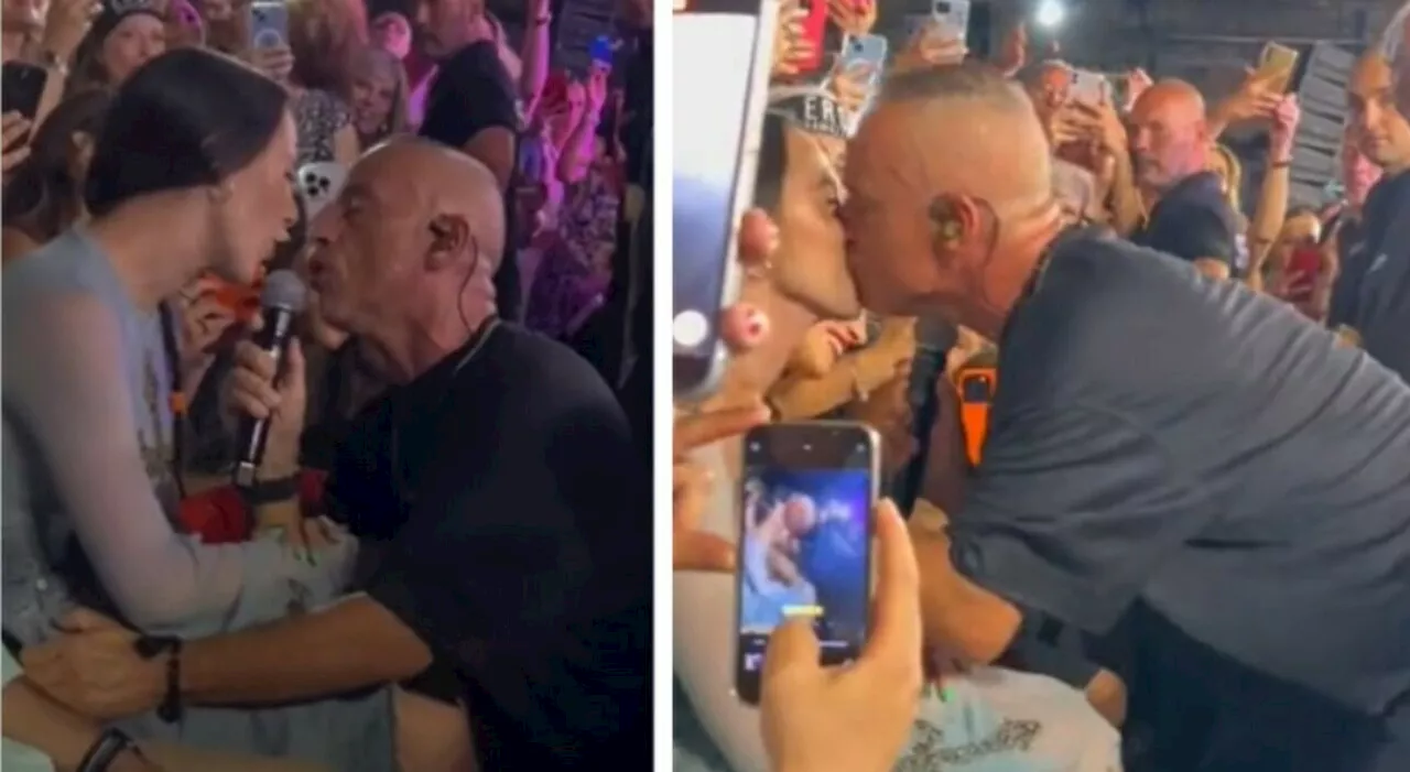 Eros Ramazzotti bacia sulle labbra la figlia Aurora al concerto. I fan: «Un papà così me lo sogno»