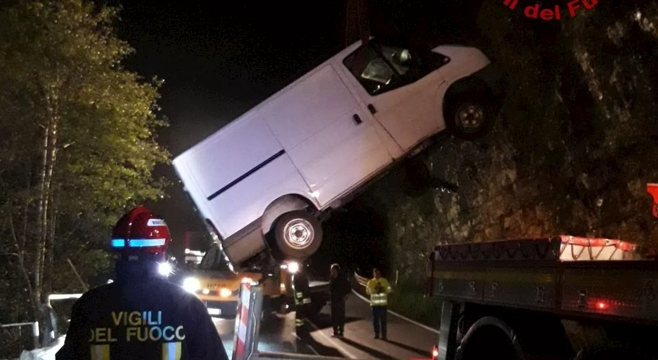 Incidente a Belluno: furgone si impenna e resta in bilico sulla scarpata, autista salvo per miracolo