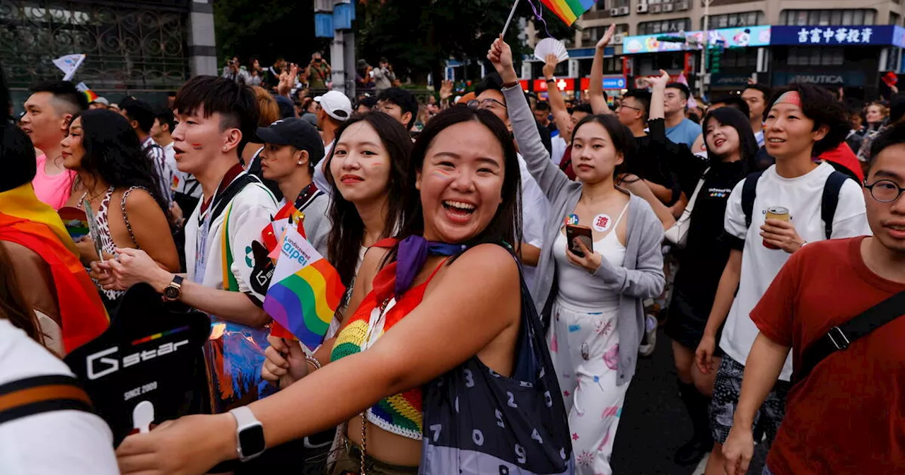 Taïwan : des dizaines de milliers de personnes participent à la marche des fiertés