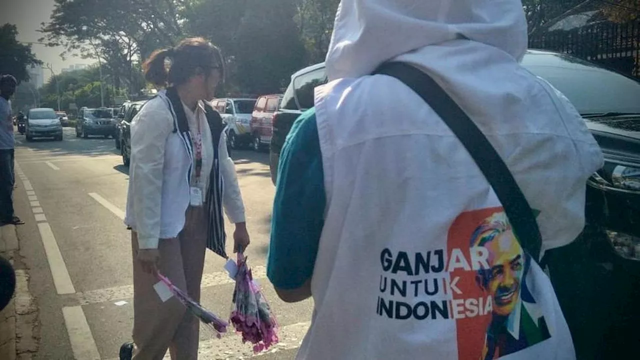 Ulang Tahun Ganjar Pranowo, Ratusan Tenaga Kesehatan Tak Hanya Beri Dukungan Tapi Juga Bagikan Bunga Mawar