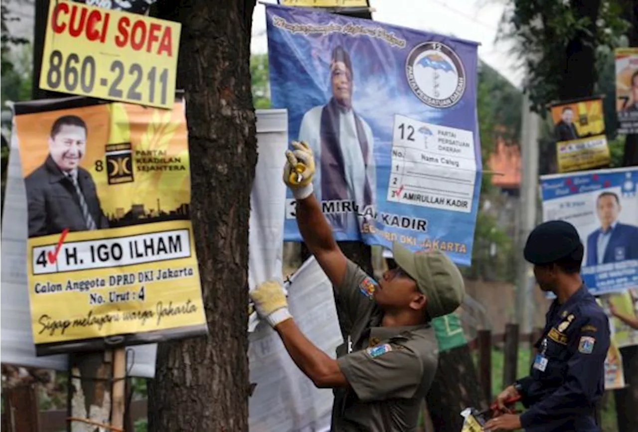 Pemkab Buleleng Tertibkan Atribut Parpol yang Langgar Perda