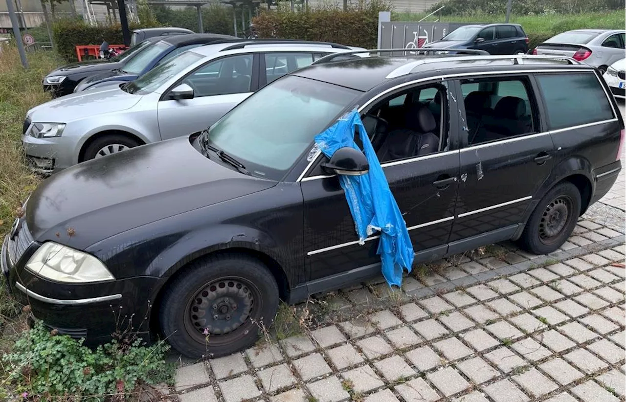 Verlassenes Auto auf Pendlerparkplatz in Burgweinting