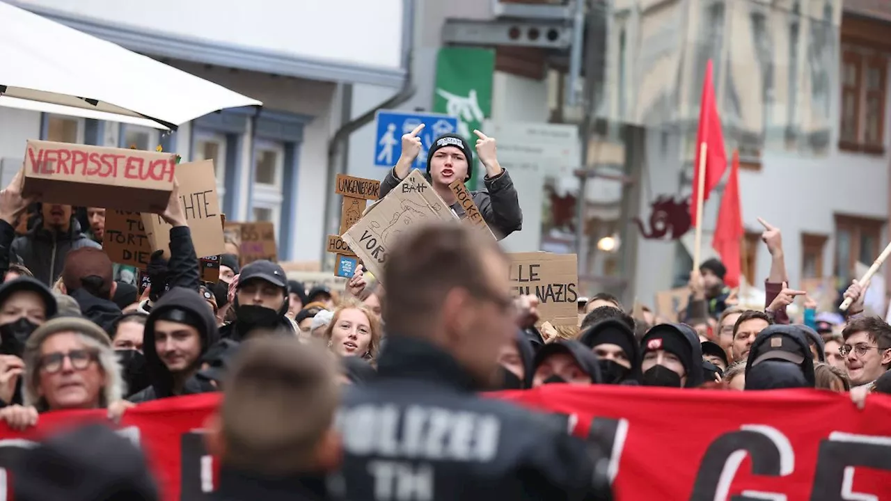 Tausende demonstrieren in Erfurt für und gegen die AfD