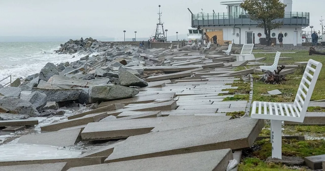 Hunderte Freiwillige reinigen die Promenade von den Schäden der Sturmflut