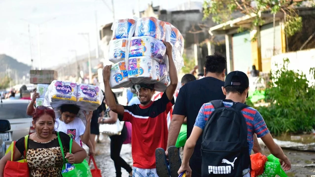 Desesperados habitantes bloquean vías en Acapulco para exigir ayuda (Fotogalería y Video)