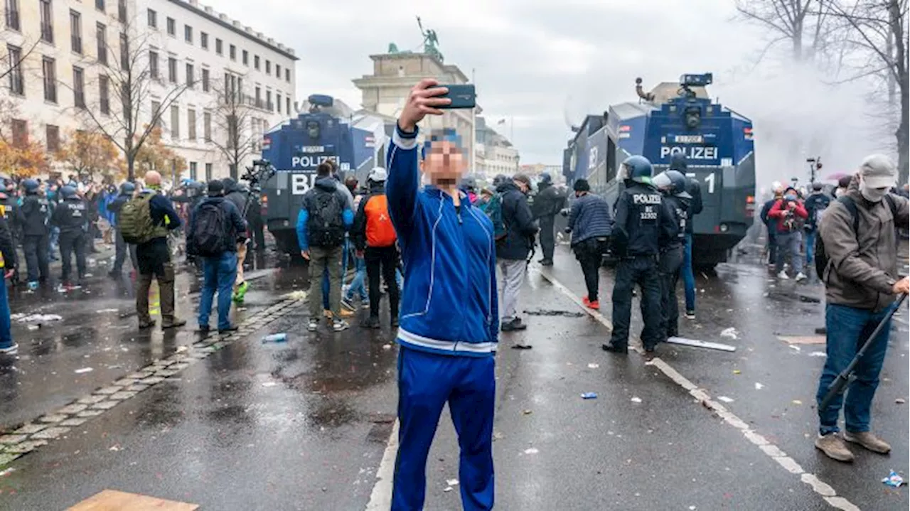 Smartphone-Filmer und Influencer bei Demonstrationen in Berlin