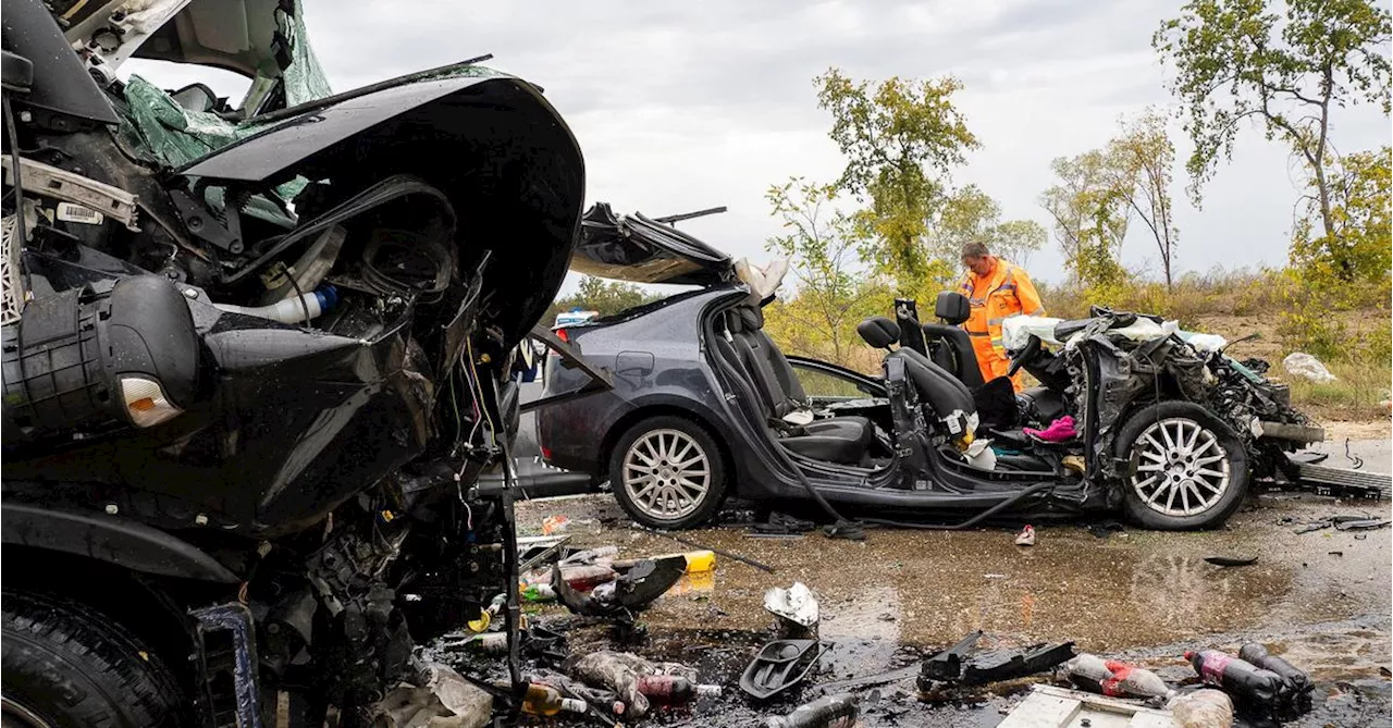 One dead, eight injured as car carrying migrants crashes in Hungary