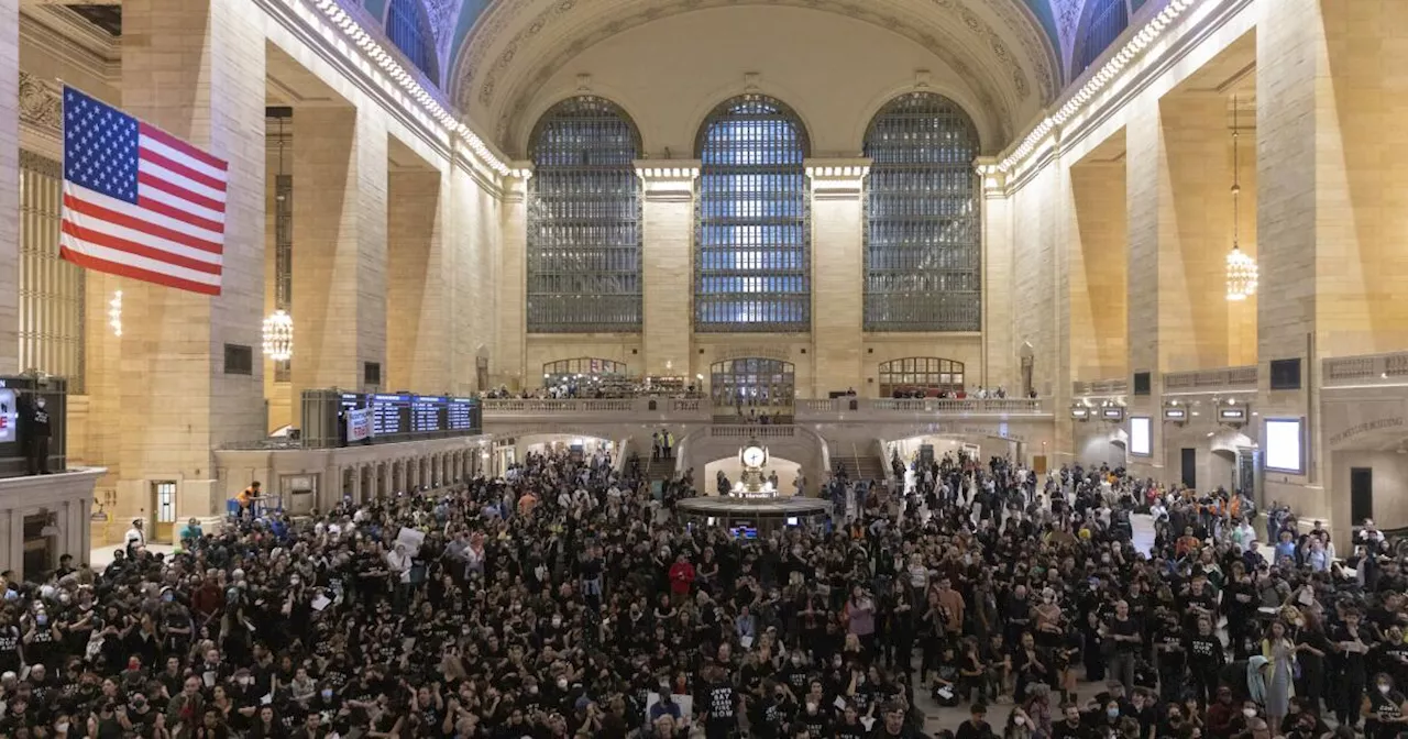 Manifestantes exigen alto el fuego en Gaza con protesta masiva en NY que deja 200 detenidos