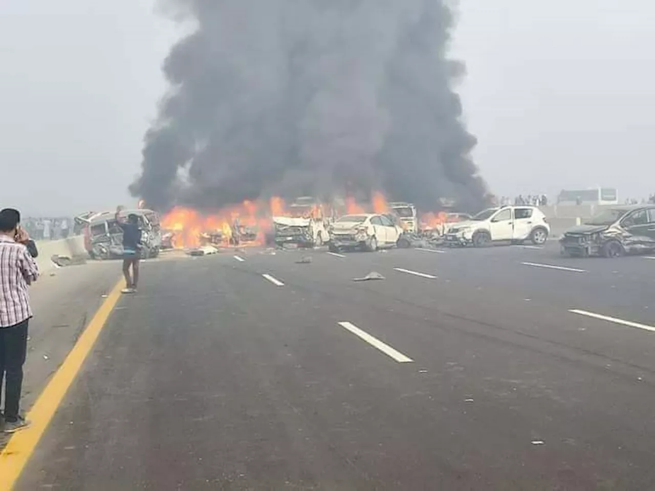 الدفع بـ20 سيارة إسعاف إلى موقع حادث تصادم في طريق القاهرة - الإسكندرية الصحراوي