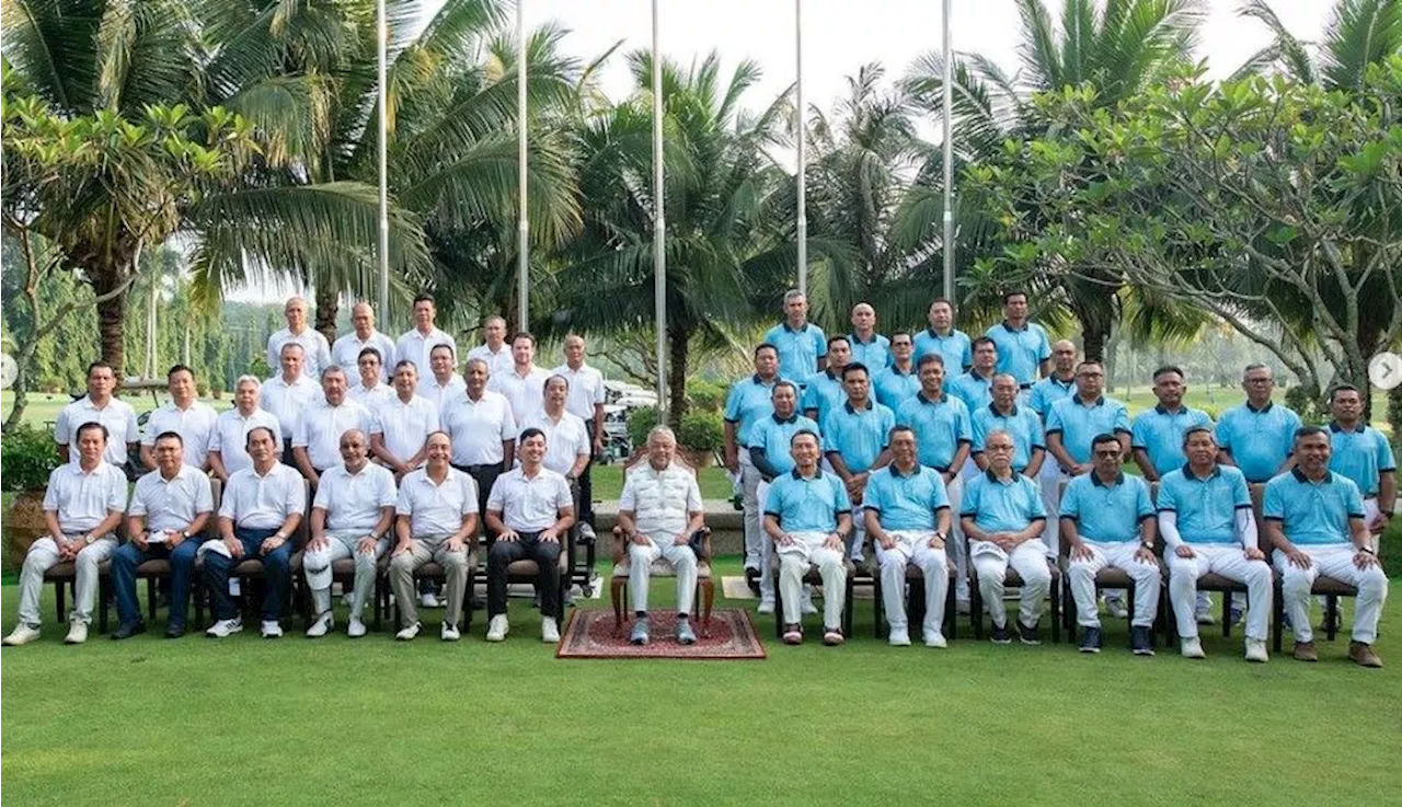 King takes part in friendly Istana Negara-LHDN golf competition