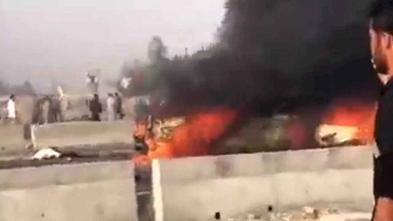 Strage in autostrada, schianto tra bus e auto: decine di morti e feriti