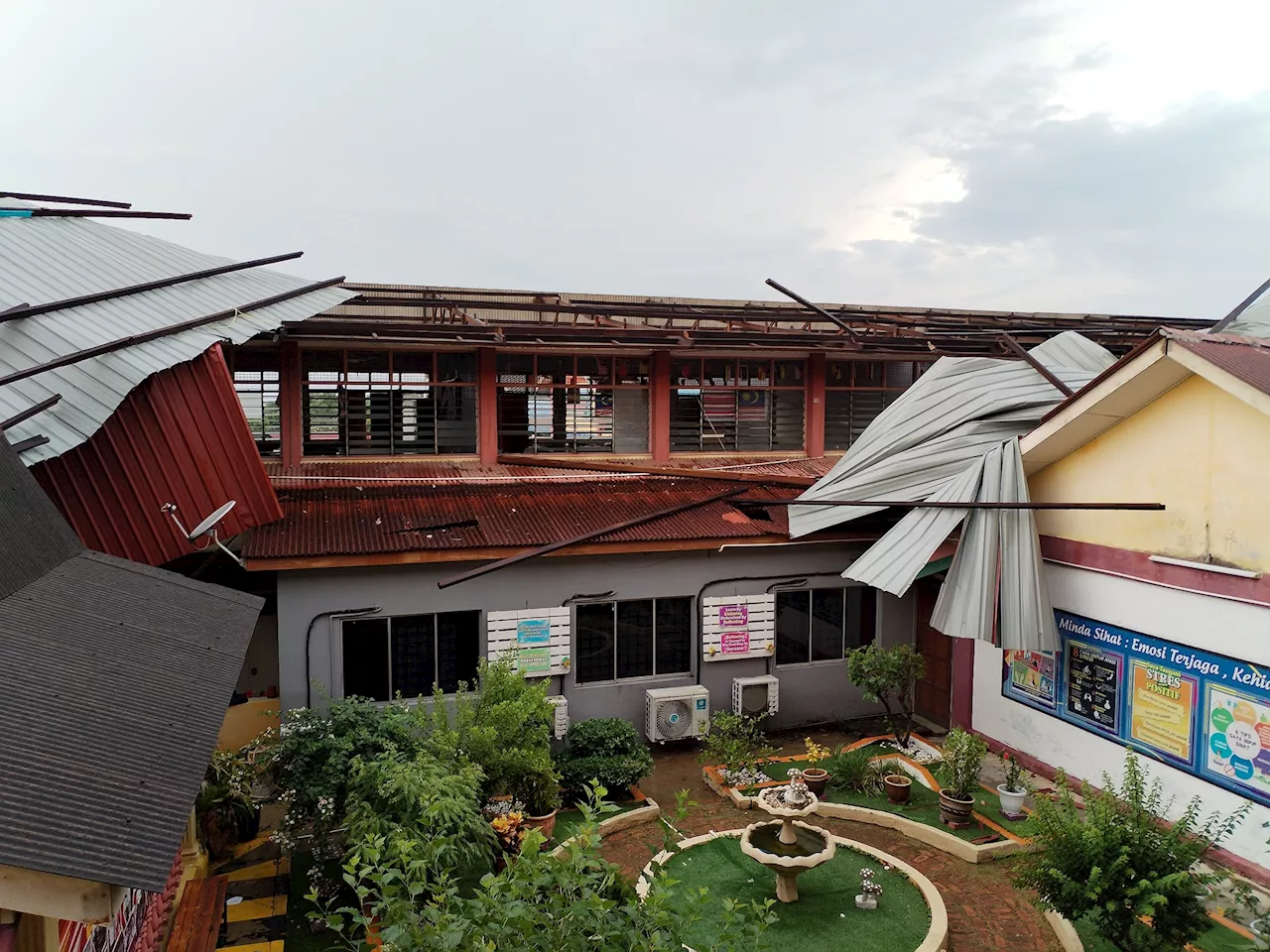 Bumbung tercabut, SMK Munshi Abdullah dilanda puting beliung