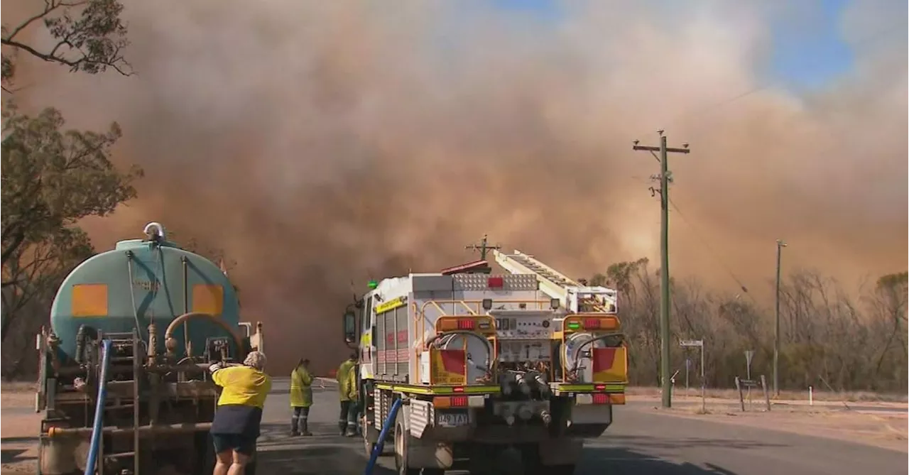 'Large, fast-moving' fire threatens Landsborough as fires continue to burn across Queensland