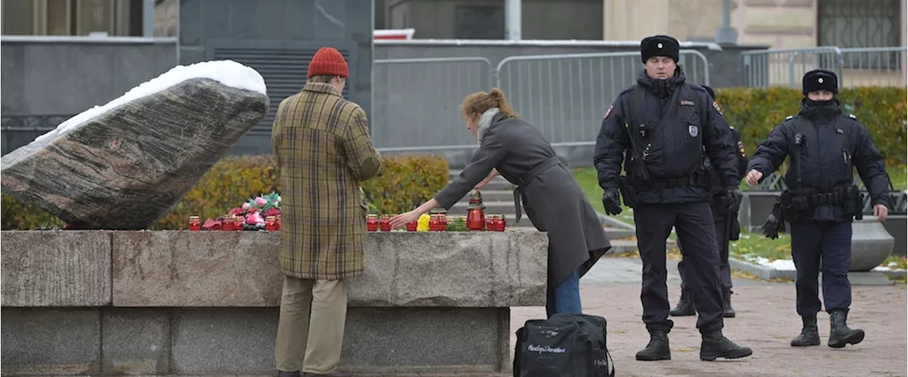 Russians commemorate victims of Soviet repression as a present-day crackdown on dissent intensifies