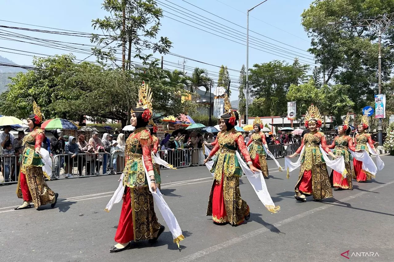 Pemkot Batu perluas akses pasar UMKM lewat Batu Art Flower Carnival