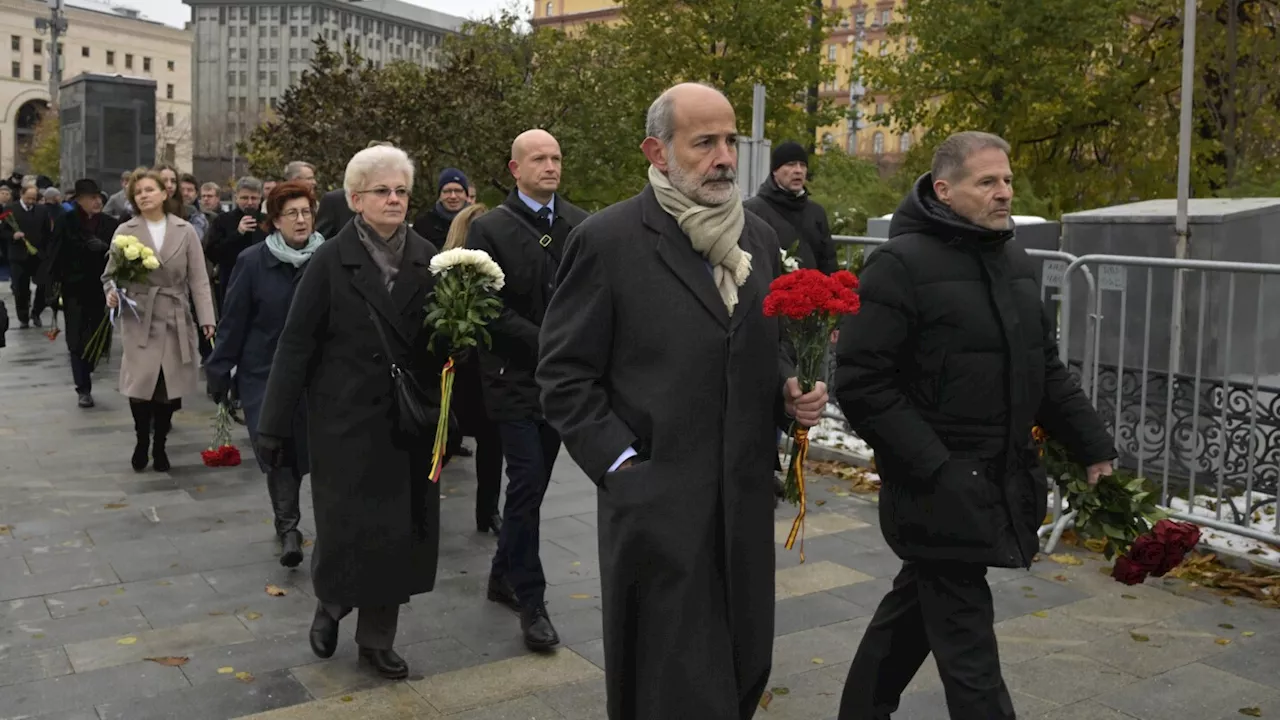 Russians commemorate victims of Soviet repression as a present-day crackdown on dissent intensifies