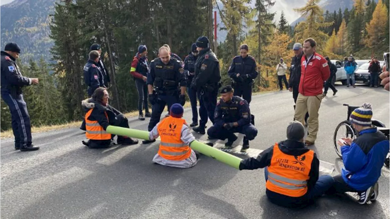 Klimaschützer blockieren Straße zum Weltcup-Auftakt in Sölden