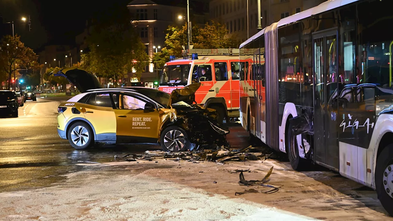 Schwerer Unfall auf Prachtboulevard: Auto kollidiert mit Gelenkbus