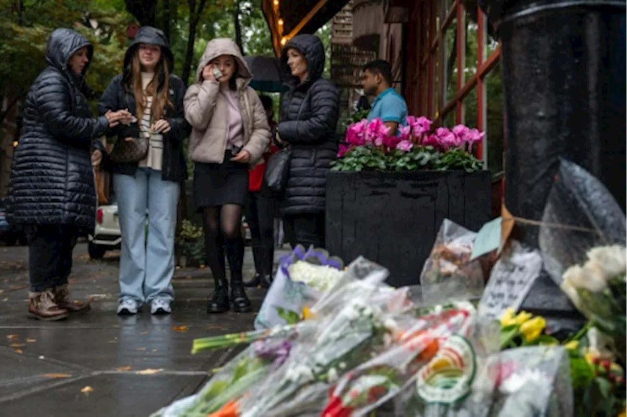 A New York, hommage à 'Chandler' devant l'immeuble de 'Friends'