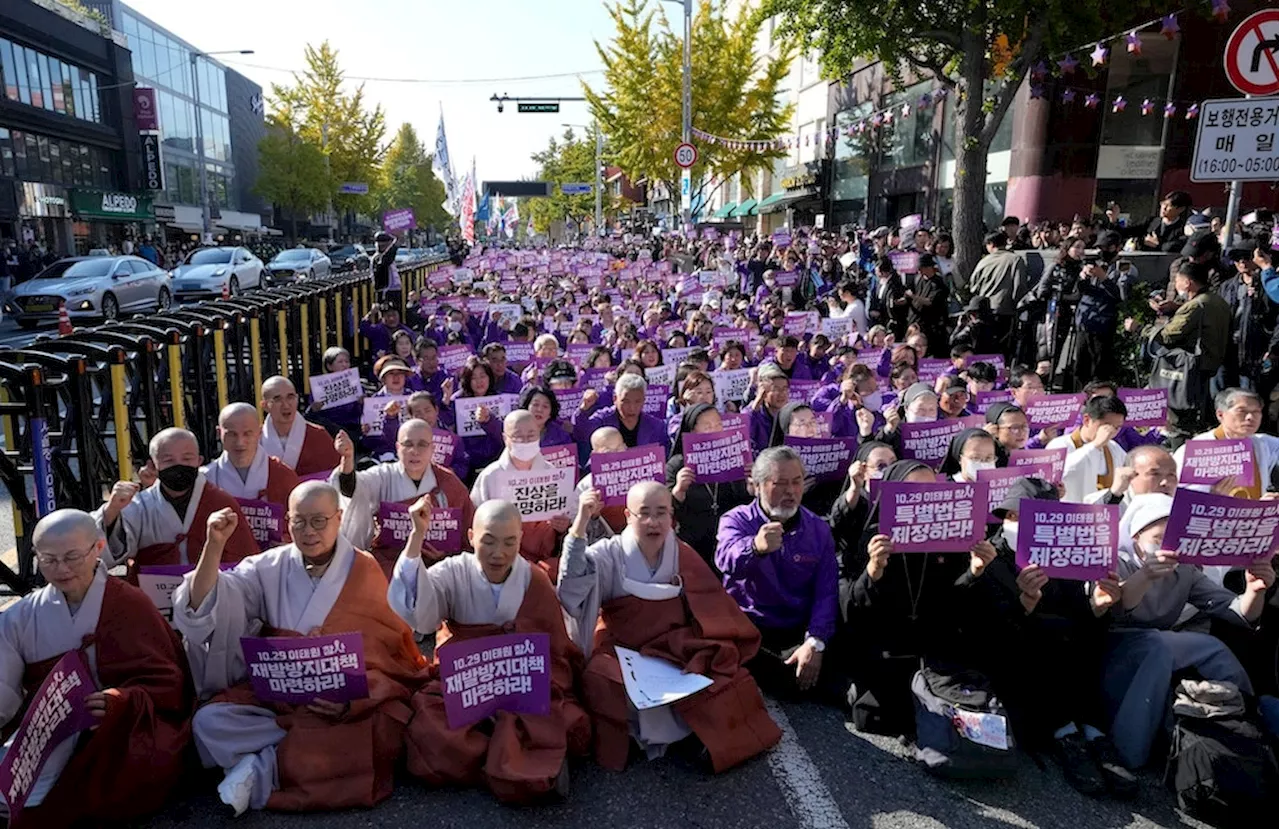 Gedenkkundgebung für die Opfer der Massenpanik in Seoul