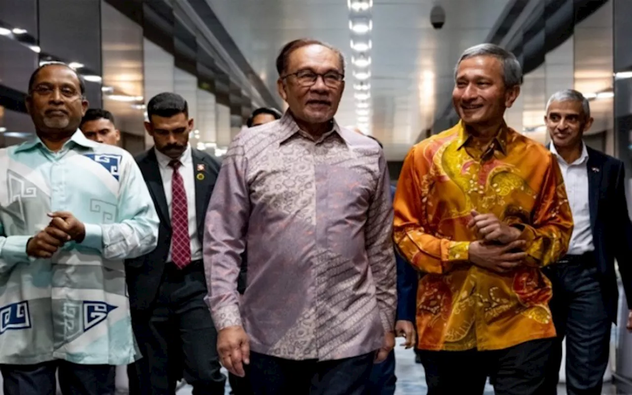 Anwar arrives in S’pore for 2-day working visit