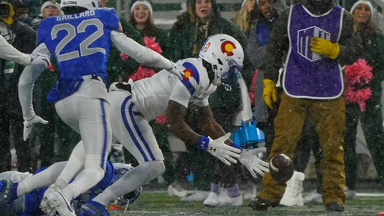 Colorado State penalized after fans throw snowballs at Air Force bench