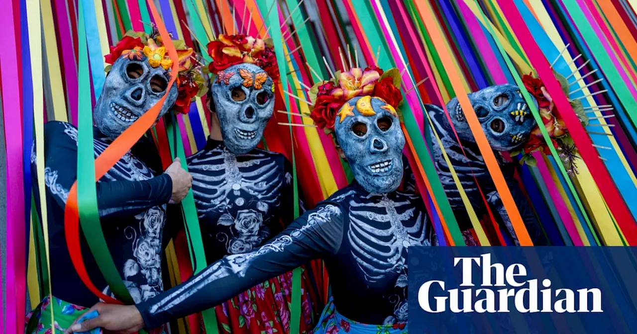 Day of the dead and acts of devotion: photos of the weekend