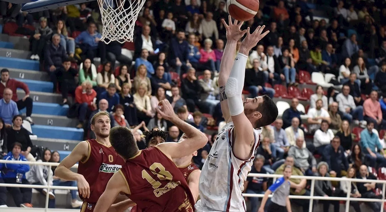 Il Real Sebastiani ritrova il sorriso: Cremona battuta 85-76. Foto