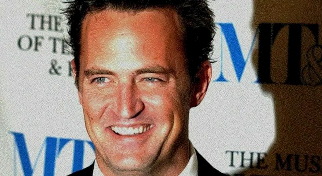 Matthew Perry, morto l'attore di Friends: aveva 54 anni. Trovato senza vita nella vasca idromassaggio