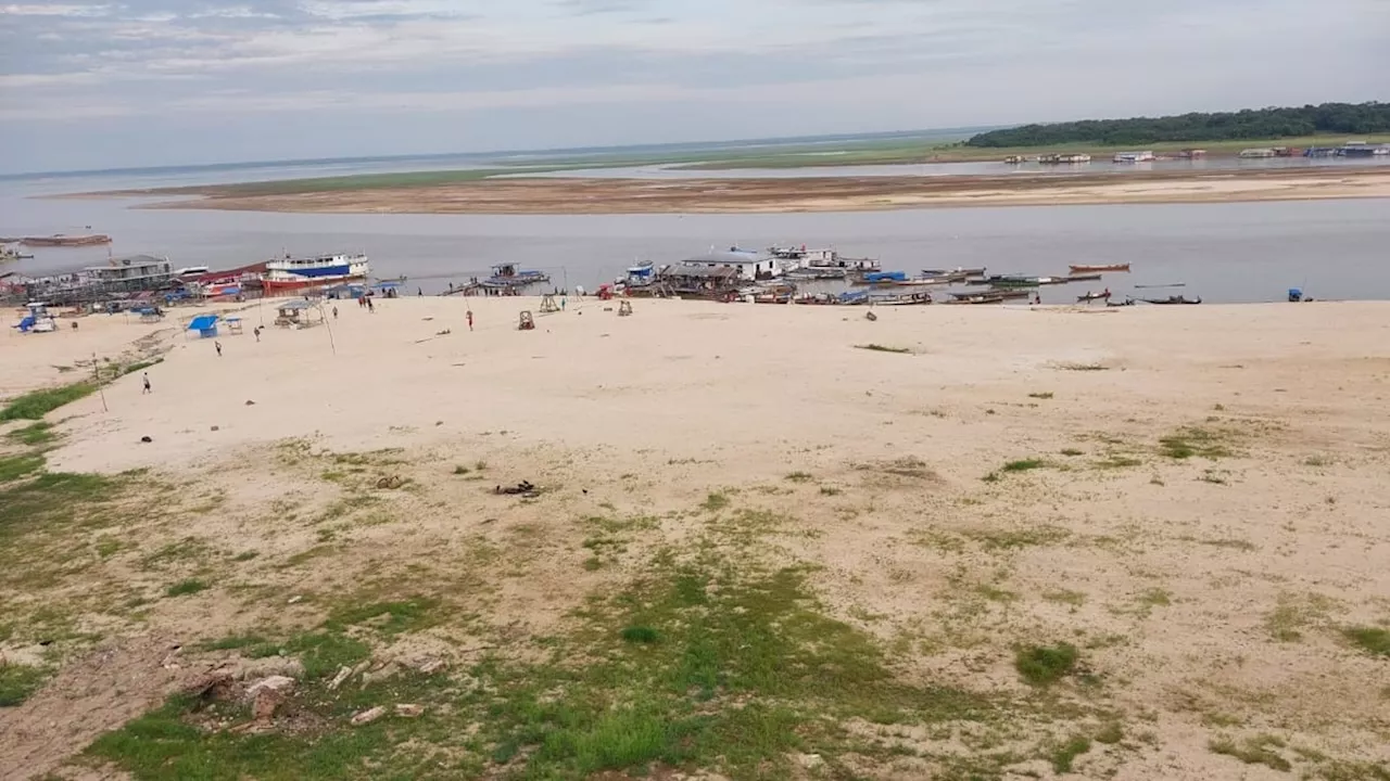 Barcos seguem parados na areia do Lago de Tefé (AM), onde mais de 100 botos morreram