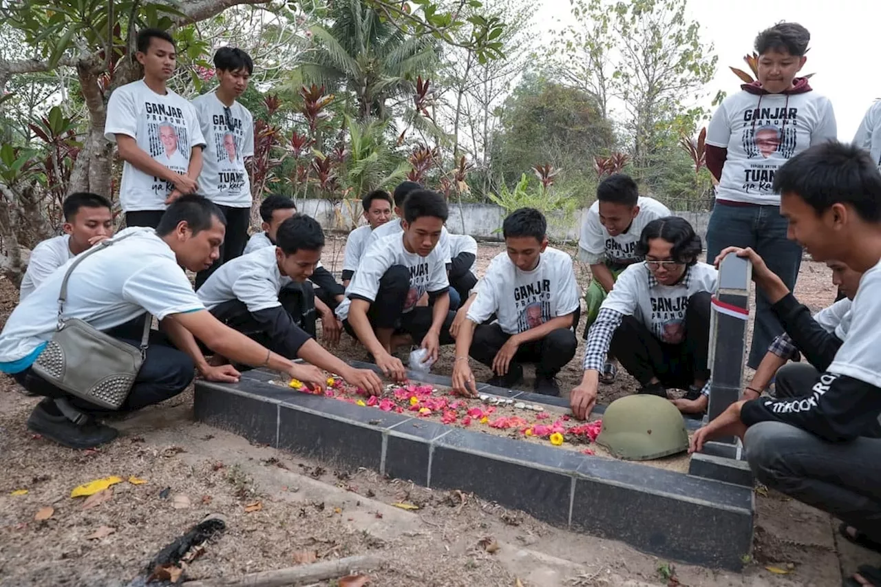 Crivisaya Ganjar Bersama Anak Muda Ogan Ilir Berziarah dan Tabur Bunga di Makam Pahlawan