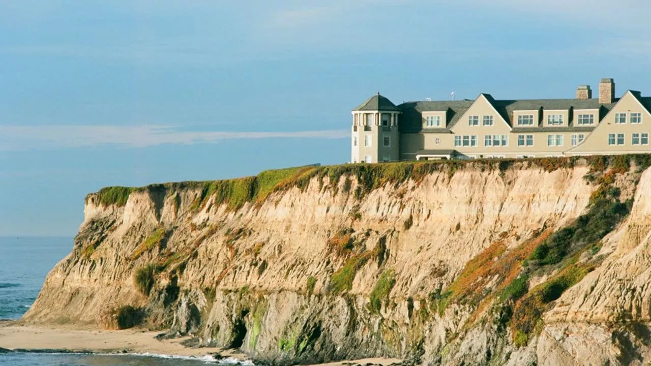 SF-area Ritz-Carlton sued after employee allegedly ejaculates into water bottle, serves guest