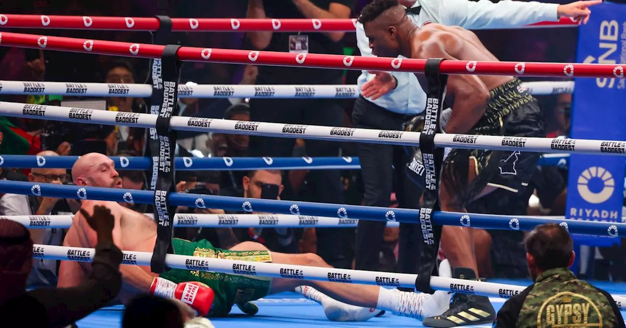 Tyson Fury sonné par Francis Ngannou lors d'un combat de boxe à Riyad