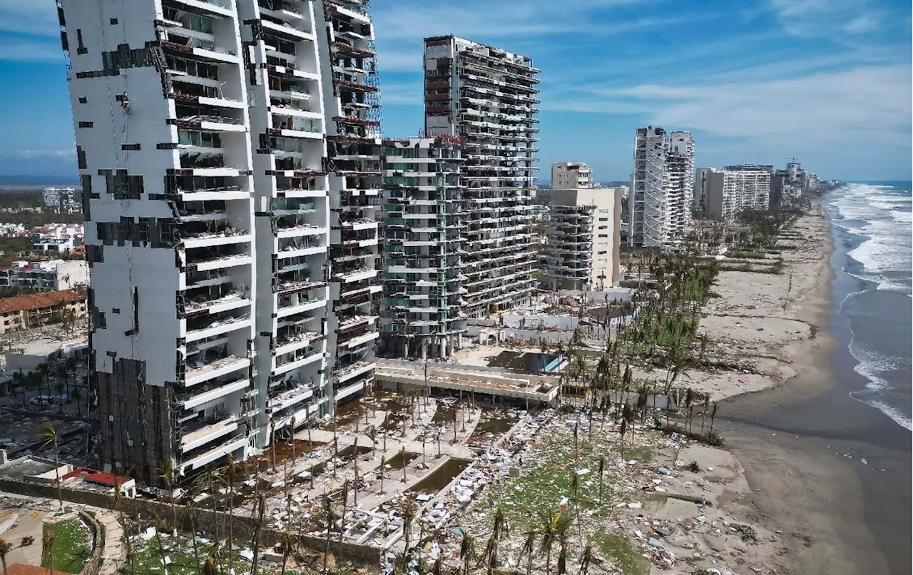 Les habitants d'Acapulco se mobilisent pour nettoyer après le passage de l'ouragan Otis