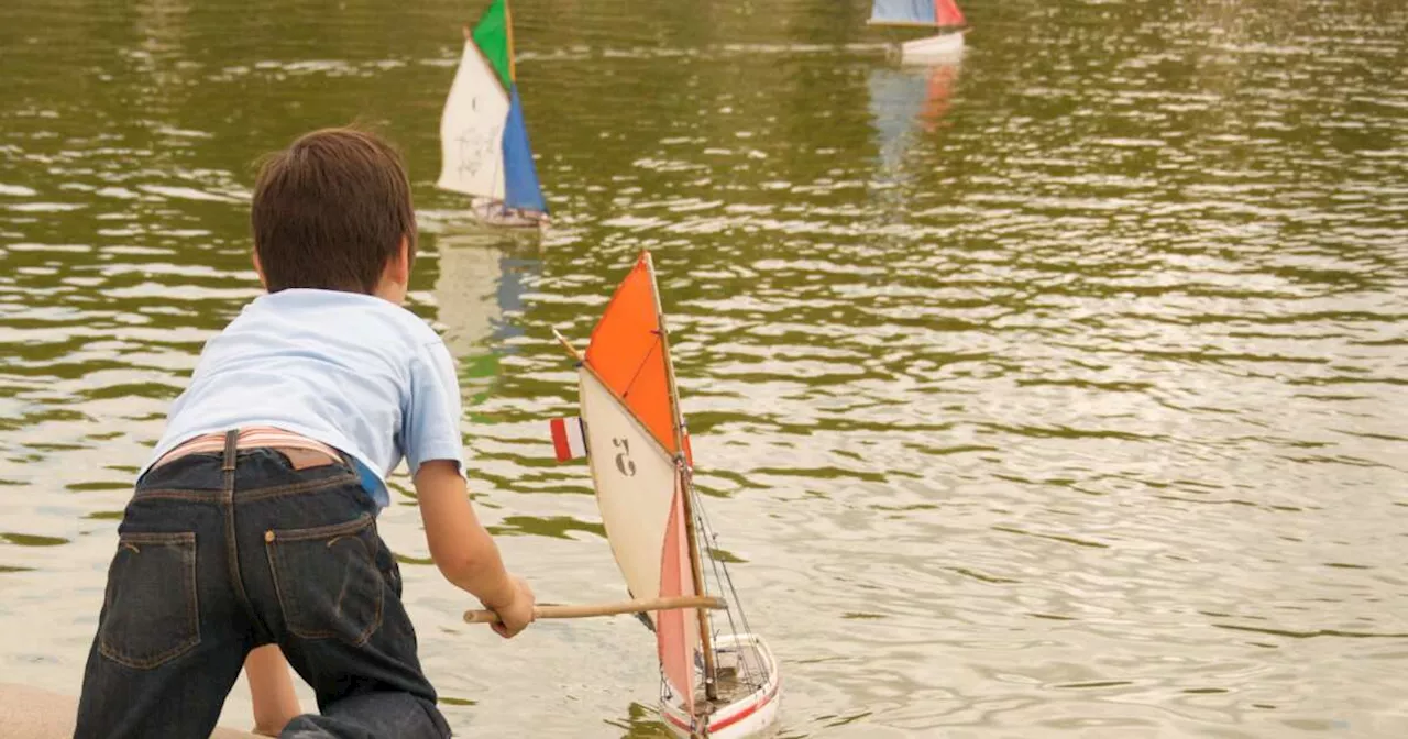 La jalousie des enfants dans un bassin