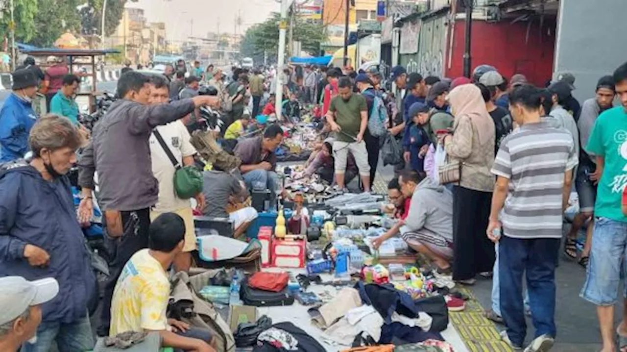 Berburu Barang Bekas dan Antik di Pasar Loak Jembatan Item