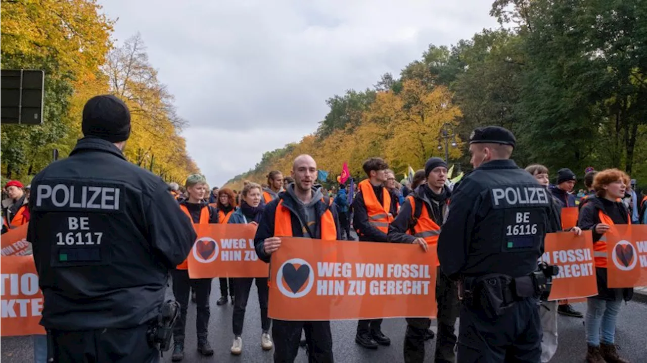 Massenblockade in Berlin-Mitte: 600 Aktivisten stören Verkehr