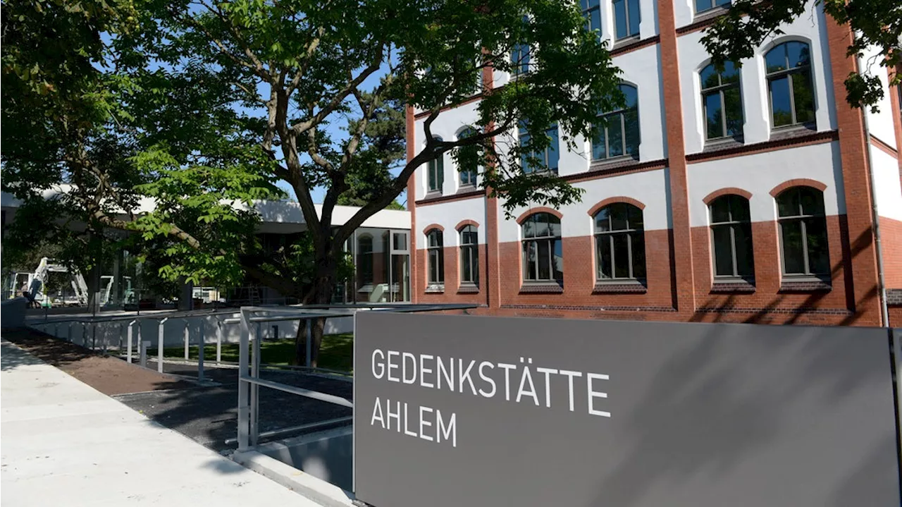 Aufkleber mit volksverhetzendem Inhalt an Holocaust-Gedenkstätte angebracht