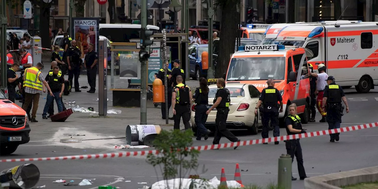 Kleinbus fährt in Menschengruppe - eine Frau stirbt