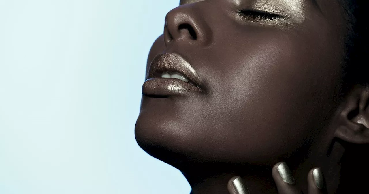 The Rise of Metallic Makeup: A Laid-Back Touch of Seasonal Sparkle