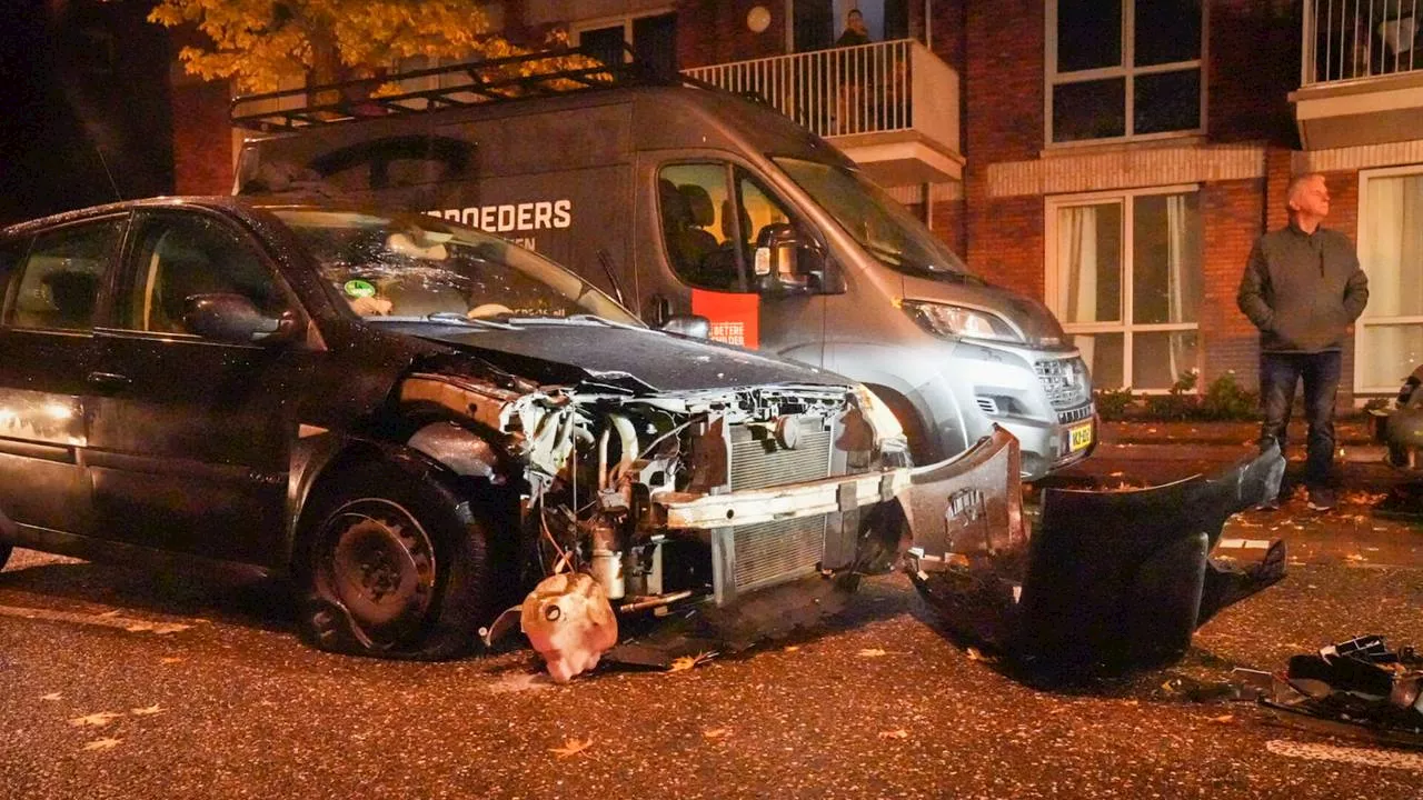 112-nieuws: auto vliegt uit bocht · botsing met geparkeerde auto