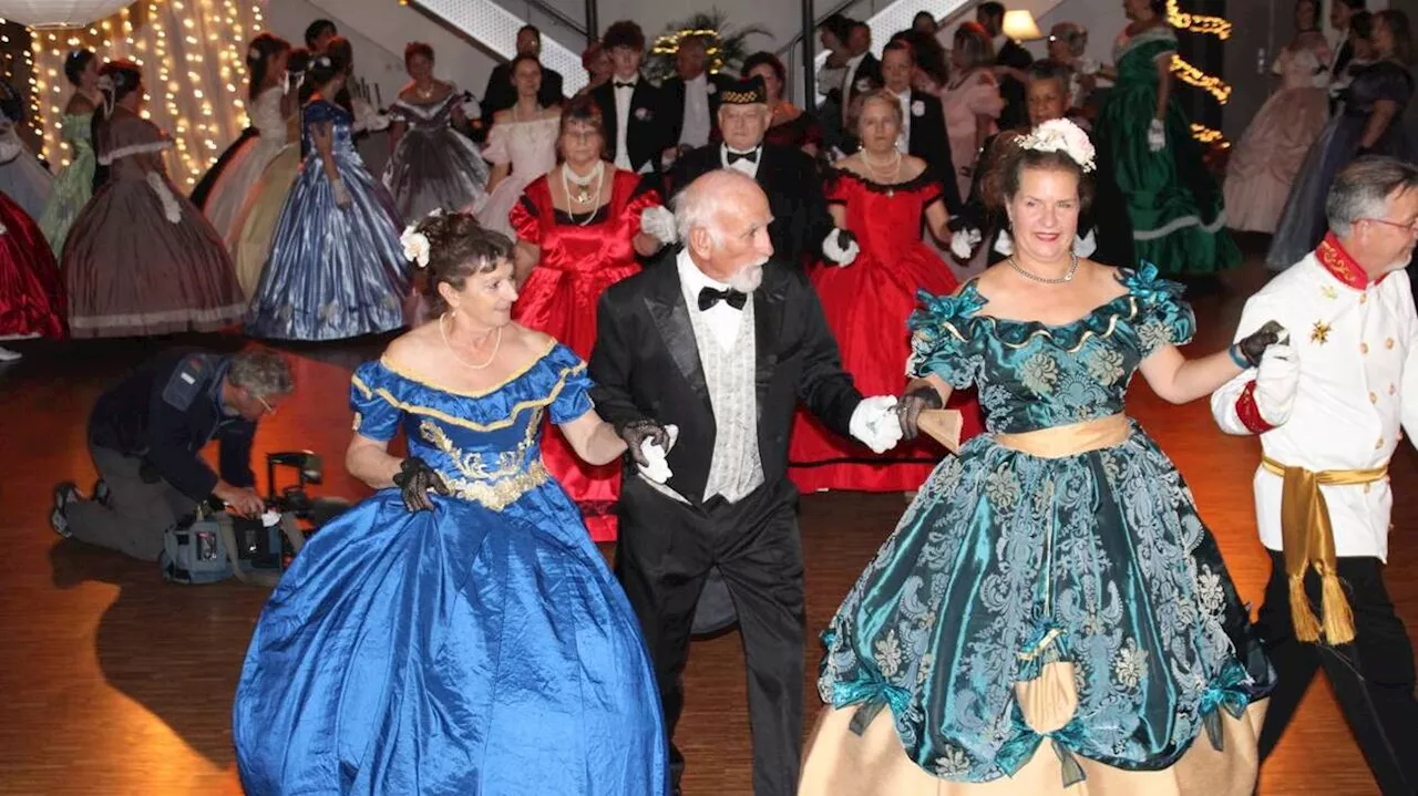 150 personnes en costumes du Second empire dansent au palais des congrès de Pontivy