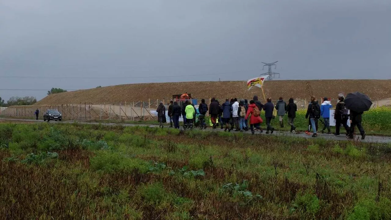 Confrontation entre manifestants et agriculteurs lors d'une manifestation à Priaires