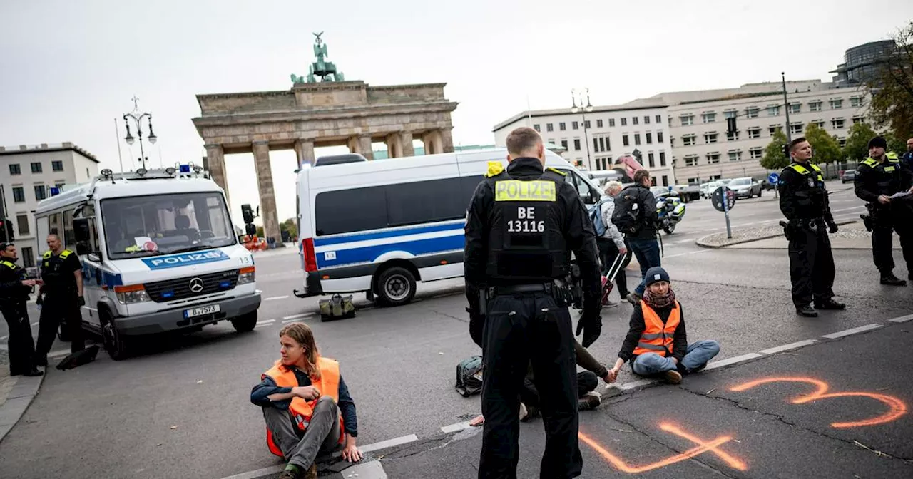 Klimaaktivisten protestieren gegen fossile Zerstörung in Berlin