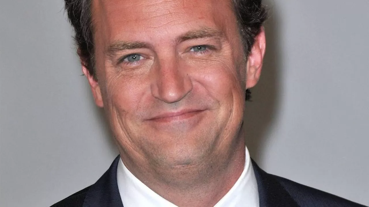 Matthew Perry (54) herdacht in Saturday Night Live