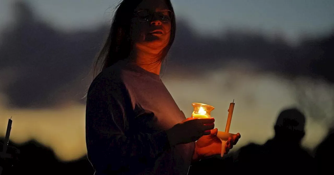 Residentes de Maine se reúnen para orar y reflexionar tras tiroteo que dejó 18 muertos