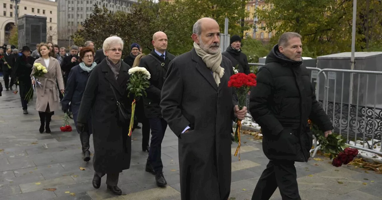 Russians commemorate victims of Soviet repression as a present-day crackdown on dissent intensifies